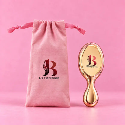 Bsextensions minihårborste i rosé med logotyp, bredvid en rosa förvaringspåse