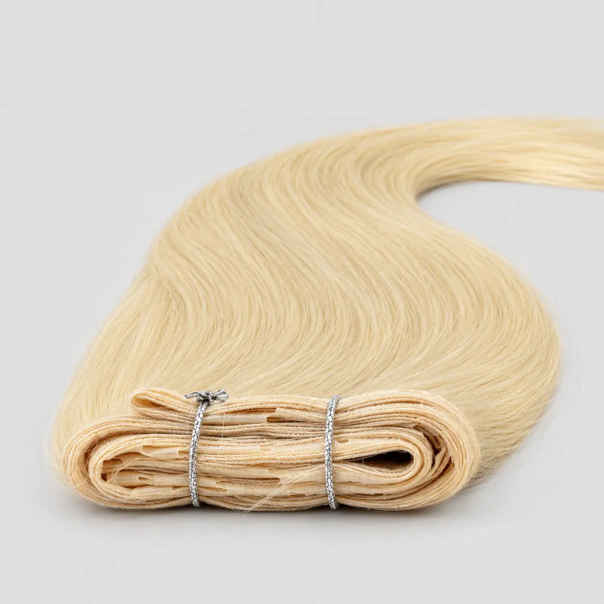 Närbild på Butterfly Weft-band i varm ljusblond #60
